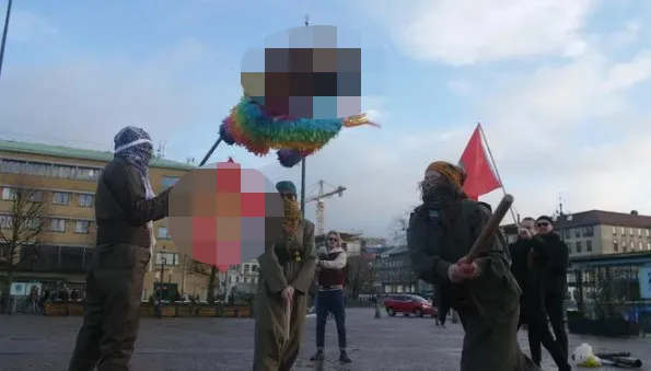 isvecten-alcak-goruntuler-teror-yandaslari-baskan-erdogan-ve-devlet-bahcelinin-maketini-parcaladi-1705237933477.jpg İsveç’te alçak görüntüler! Terör yandaşları Başkan Erdoğan ve Devlet Bahçeli’nin maketini parçaladı - 2