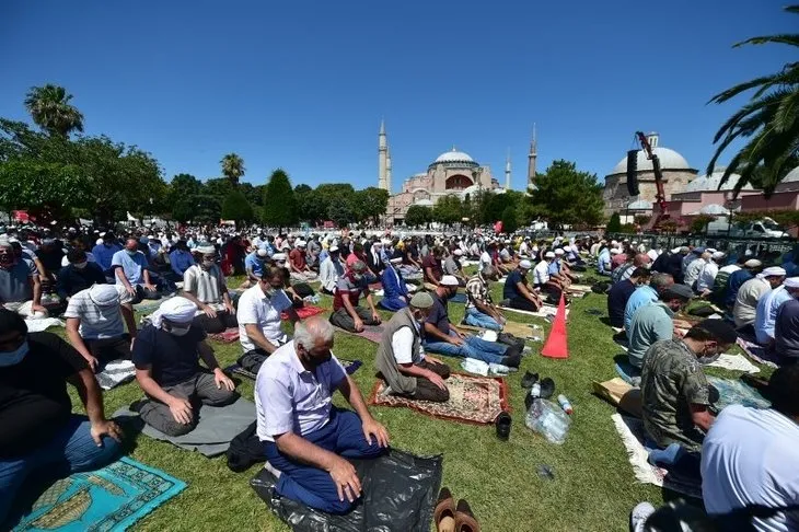 86 yıllık hasret bir cuma vakti vuslata erdi! Ayasofya Camii'nin ibadete açılışının yıl dönümü