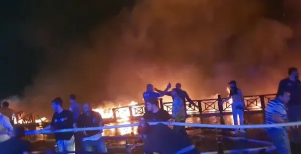 duzcede-kafede-yangin-sondurme-calismalari-devam-ediyor-1630009369384.jpg Düzce'deki yangın kontrol altına alındı: 2 işletme kullanılamaz hale geldi - 1