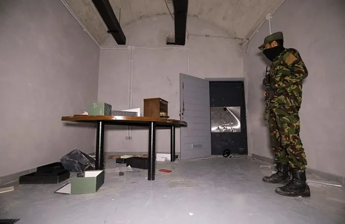 zirhli-kapilar-kilitli-hucreler-gizli-tuneller-suriyede-gizemli-yeralti-odalari-bulundu-1741095225550.jpg Foto: AFP
