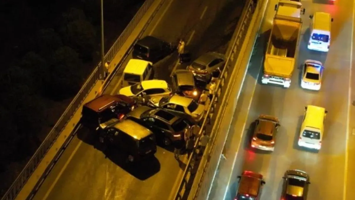 Sultanbeyli'de 15 araç birbirine girdi! Yol savaş alanına döndü