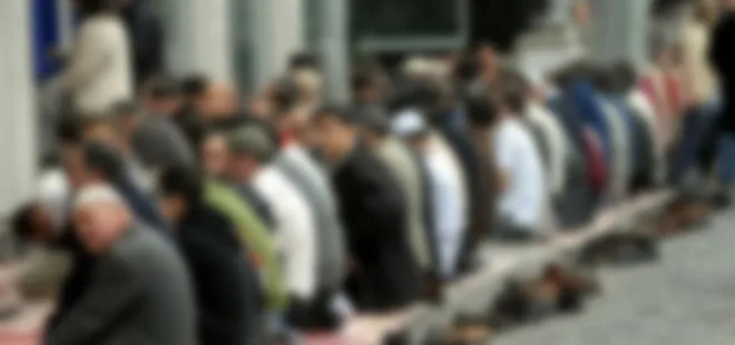 Sokakta namaz kılan 7 Müslüman’a hapis cezası verildi