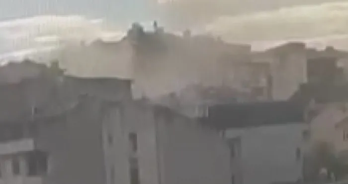 Son dakika: Üsküdar'da 5 katlı binadaki patlama anı kamerada - 1