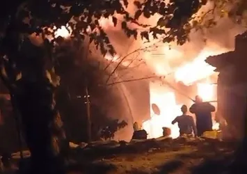 Bursa'da yangın! 3 ev alevlere teslim oldu