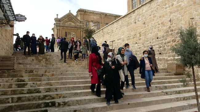 Mardin’de kısıtlamasız hafta sonu! Tarihi mekanlar doldu