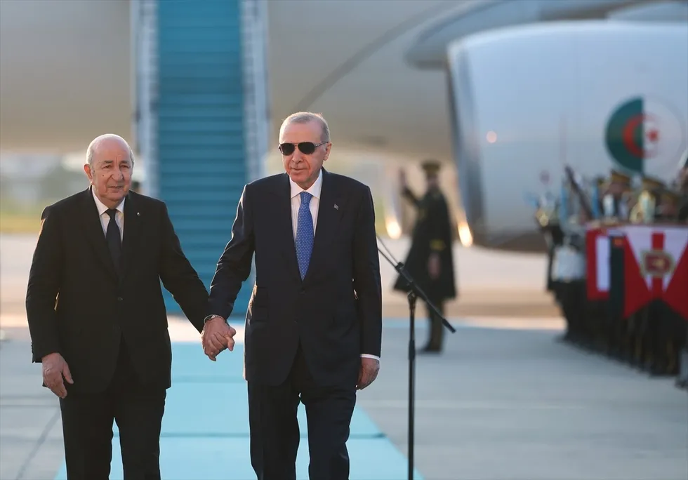 baskan-erdogan-cezayirli-mevkidasini-ankarada-karsiladi-1778090701392.jpg Başkan Recep Tayyip Erdoğan Cezayir Cumhurbaşkanı Abdülmecid Tebbun'u törenle karşıladı (Fotoğraf: AA)