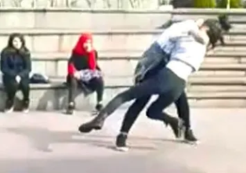 Liseli kızların erkek kavgası kamerada!