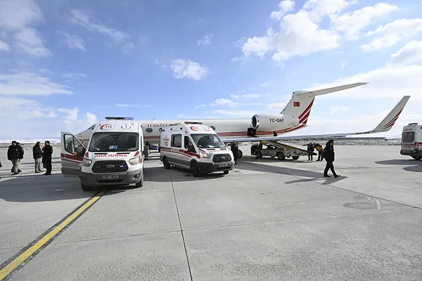 cumhurbaskanligina-ait-2-ucak-deprem-bolgesindeki-yaralilari-ankaraya-goturdu-1676125554755.jpg Cumhurbaşkanlığı'na ait 2 uçak deprem bölgesindeki yaralıları Ankara'ya götürdü - 1