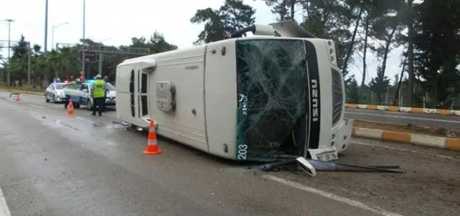 Kemer’de tur midibüsü devrildi: 13 yaralı