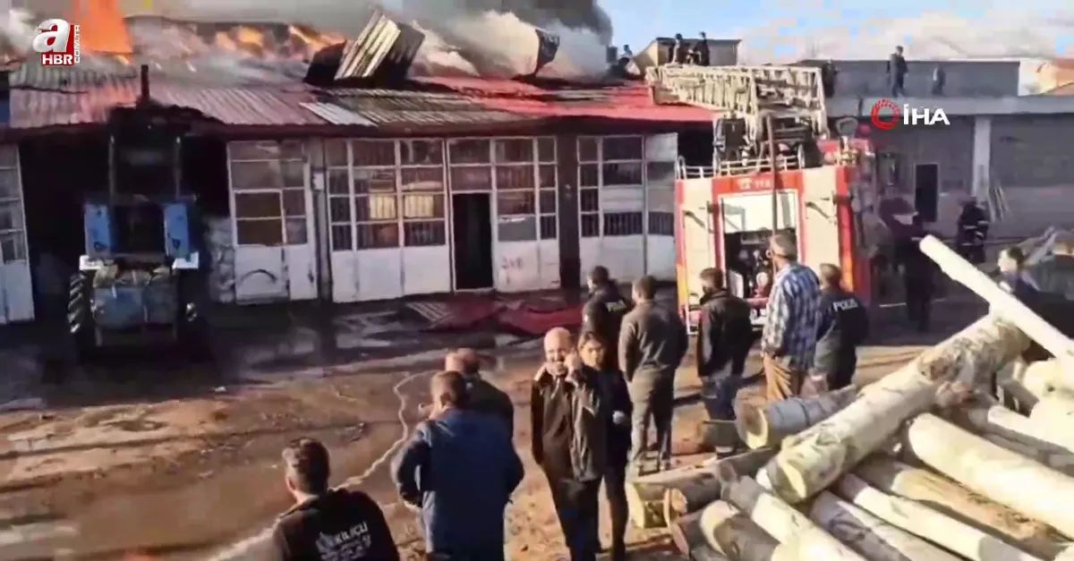Tatvan’da kereste dükkanında yangın