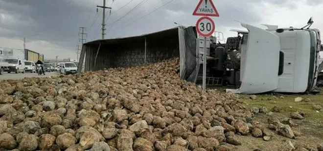 Bursa’da TIR ile otomobil çarpıştı! 30 ton pancar yola saçıldı
