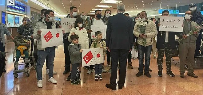 Japonya’da yaşayan Türkler deprem bölgesinden dönen Japon arama kurtarma ekibini alkışlarla karşıladı