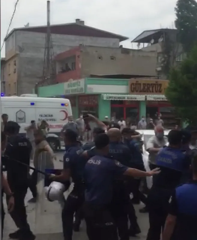 Bursa'da yıkım gerginliği! Polis ve zabıtaya taş ve sopalarla saldırdılar - 4