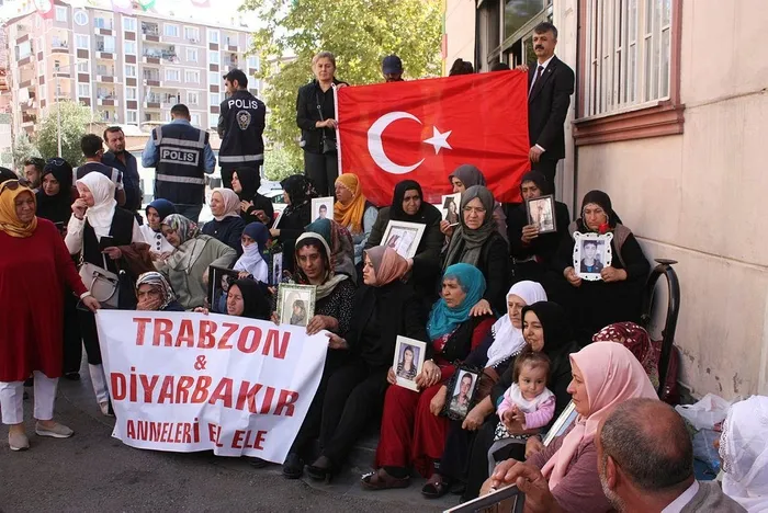 Şehit yakınlarından evlat nöbetine destek - 1