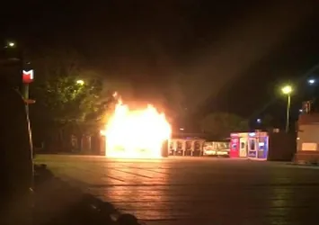Bakırköy’de İBB’ye ait büfe alev alev yandı