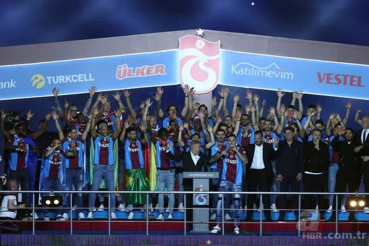 Trabzonspor şampiyonluk kupasını kaldırdı! İşte Trabzon’dan tarihe geçen görüntüler
