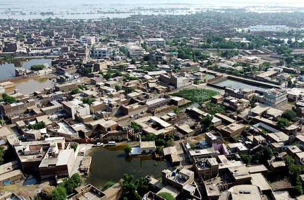 Pakistan’a insani yardım malzemesi gönderildi