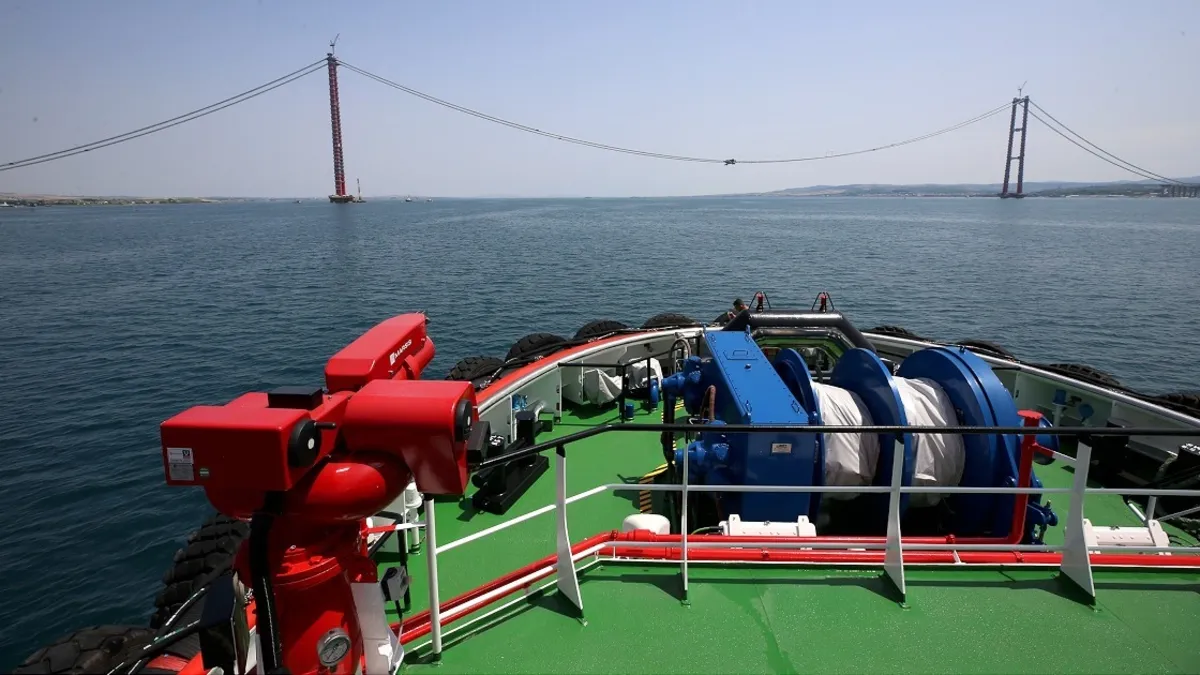 İstanbul Boğazı'nda gemi trafiği kuzey-güney yönlü olarak açıldı!