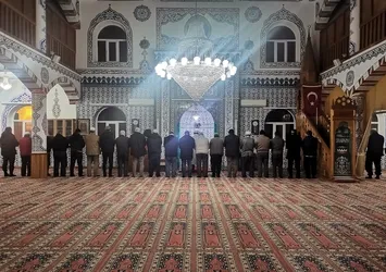 Cami kapısına siper oldu cemaati içeriye sokmadı! O anlar kamerada