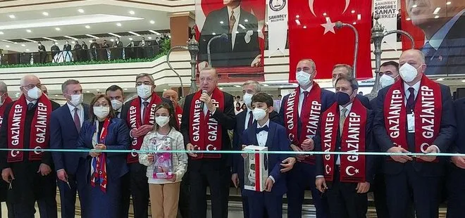 Başkan Erdoğan Gaziantep’te en sevdiği şarkılardan birine eşlik etti: Beraber Yürüdük Biz Bu Yollarda