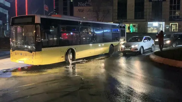 yine-yanginlar-yine-iett-beton-mikserinden-sikilan-suyla-sonduruldu-1644183017302.jpg Yine yangınlar yine İETT! Beton mikserinden sıkılan suyla söndürüldü - 2