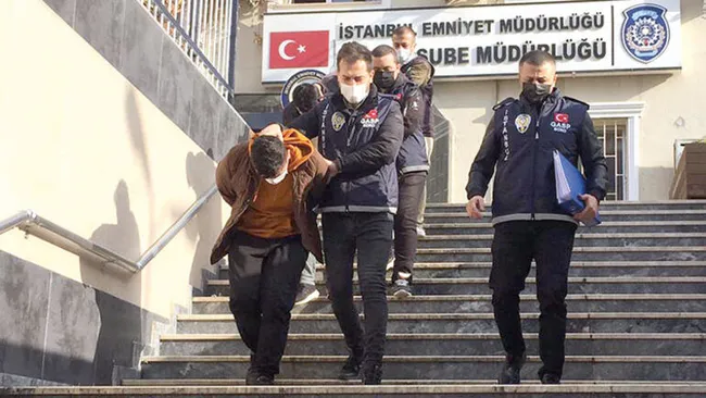 İstanbul’da perdeci kabusu! Eve girip önce darp ettiler sonra çalıp kaçtılar - 1