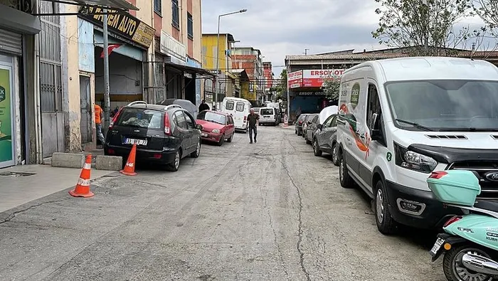 izmirde-dehset-kardesi-bicakladi-agabeyi-tabanca-ile-ates-etti-1713364677502.jpeg İzmir'de dehşet! Kardeşi 8 kez bıçakladı: Ağabeyi ateş etti | Kan donduran o anlar kamerada... - 4