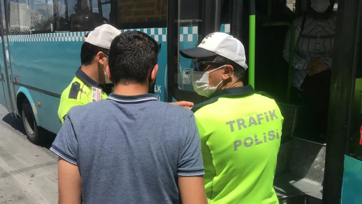 3te-1-kurali-unutuldu-halk-otobusunde-balik-istifi-yolculuk-1594622338699.jpg '3'te 1' kuralı unutuldu! Halk otobüsünde balık istifi yolculuk! - 2