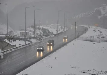 Bolu'da yoğun kar etkisini göstermeye başladı