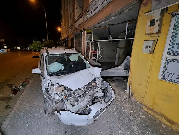 once-motosikletliyle-carpisti-sonra-bir-is-yerine-girdi-bir-kisi-agir-yarali-1653891222674.jpg Önce motosikletliyle çarpıştı sonra bir iş yerine girdi! Bir kişi ağır yaralı - 5