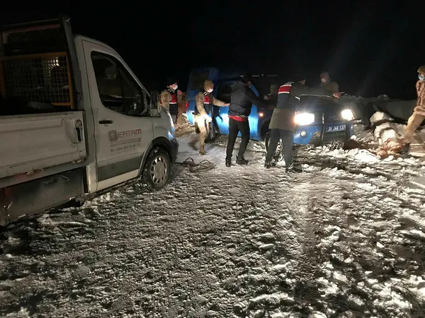 Yolda kalan vatandaşın yardımına jandarma koştu - 2
