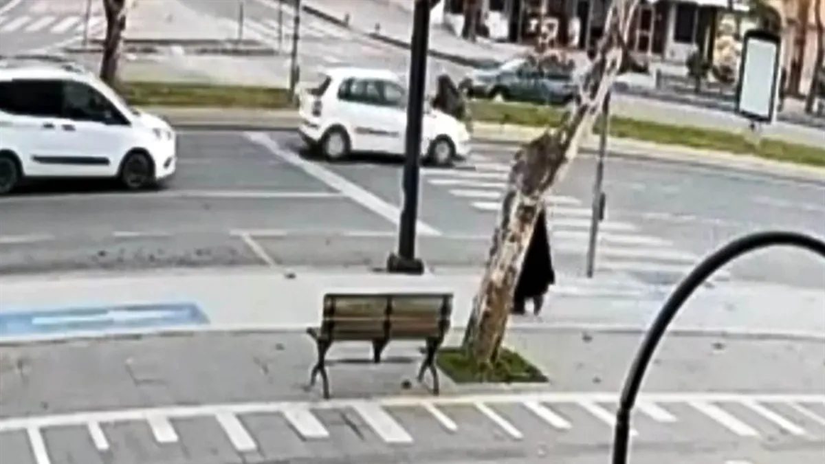 Otomobilin çarptığı yaya ağır yaralandı! O anlar kamerada