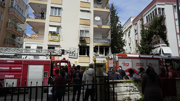 evleri-yanan-yasli-cift-birbirinde-teselli-buldu-1710416795300.jpeg Evleri yanan yaşlı çift birbirinde teselli buldu! - 1