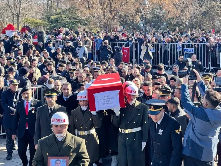 Türkiye şehitlerini uğurluyor! Tabutunun başında gözyaşları sel oldu | Bu acıya yürek dayanmaz