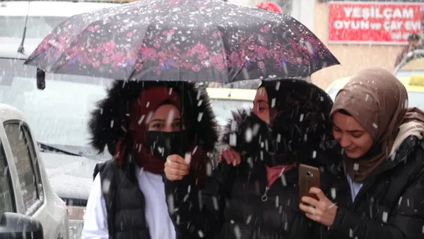 yogun-kar-ve-kuvvetli-yagis-geliyor-kent-beyaza-burundu-meteorolojiden-yeni-uyari-geldi-bugun-hava-nasil-olacak-26-kasim-istanbul-izmir-ankara-hava-du-1637906220238.jpg Yoğun kar ve kuvvetli yağış geliyor! Kent beyaza büründü Meteoroloji'den yeni uyarı geldi! Bugün hava nasıl olacak? 26 Kasım İstanbul, İzmir, Ankara hava durumu - 2