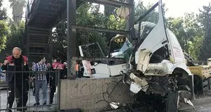 Korkunç kaza! Vince sıkıştılar