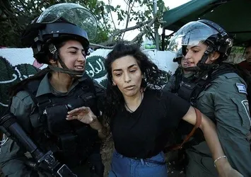 Katil İsrail'in barbar polisleri! Kadınları darp ettiler