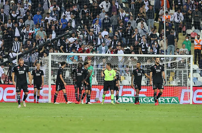 Beşiktaş’ın Ajax maçı kamp kadrosu belli oldu! Sergen Yalçın seçimini yaptı