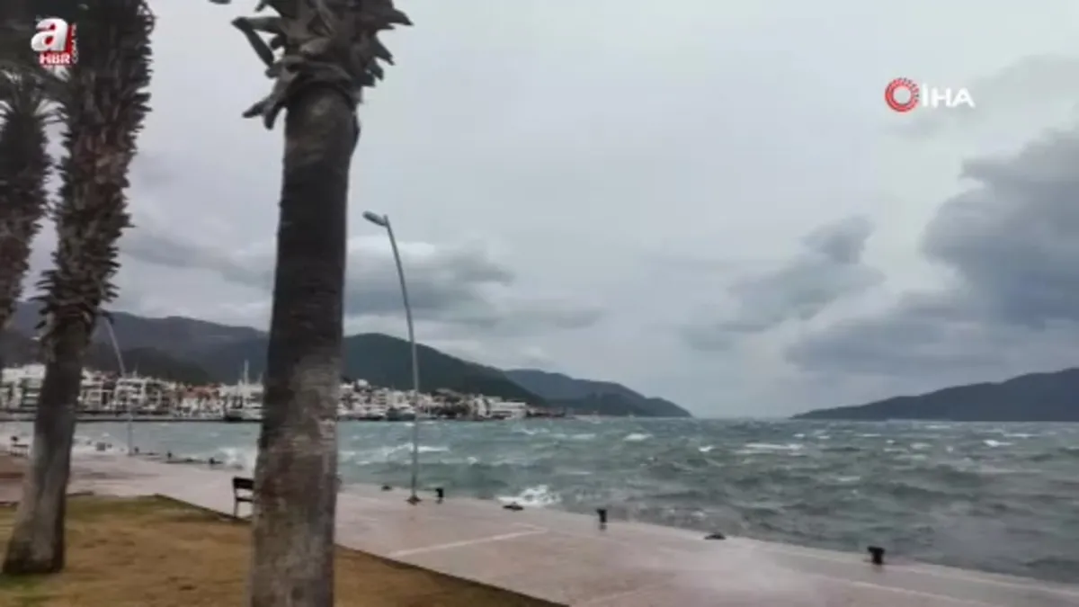 Marmaris’te fırtına etkisini göstermeye devam ediyor