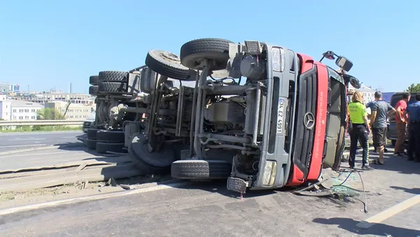 Beylikdüzü'nde korkunç anlar! Beton mikseri devrildi - 2