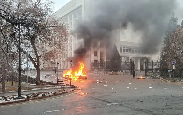 kazakistanda-gerilim-tirmaniyor-dukkanlar-yagmalandi-camiler-kapatildi-kazakistanda-neler-oluyor-olaylar-neden-cikti-1641485007942.jpg Kazakistan'da gerilim tırmanıyor! Dükkanlar yağmalandı camiler kapatıldı! Kazakistan'da neler oluyor? Olaylar neden çıktı? - 11