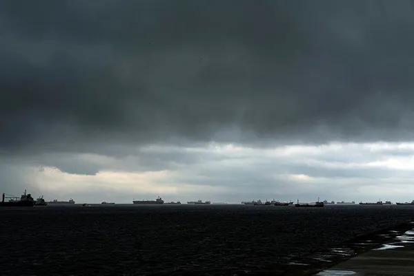İstanbul'da aşırı yağışlar hayatı felç etti! İETT aracında akılalmaz görüntüler! Sefer iptal haberleri gelmeye başladı - 4