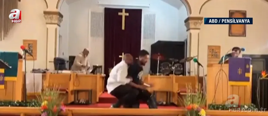Kilisede canlı yayınlanan ayinde silahlı dehşet | "Bunu yapmamı Tanrı söyledi" dedi! Papaza gülümseyip... 10