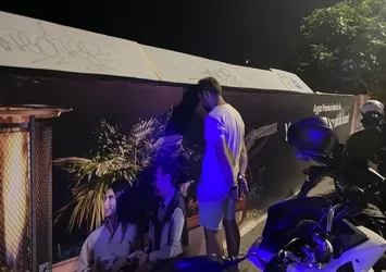 Polisin 'dur' ihtarına uymayan alkollü sürücü motosikleti üzerlerine sürdü! Ardından istediği şey yok böyle bir yüzsüzlük dedirtti...