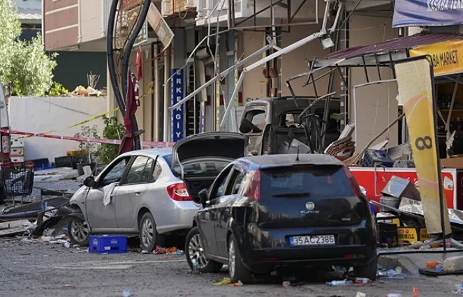 izmirde-5-kisinin-oldugu-patlamada-gelisme-lokanta-sahibi-ve-tupu-degistiren-kisi-adliyeye-sevk-edildi-ifadele-1719850740945.jpg İzmir'de 5 kişinin öldüğü patlamada gelişme! Lokanta sahibi ve tüpü değiştiren kişi tutuklandı | İfadeleri ortaya çıktı