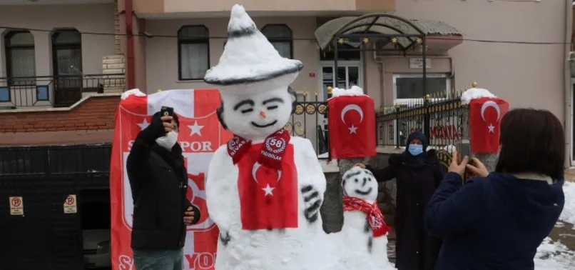 Sivas'ta bayraklarla donatılan kardan adam ilgi odağı oldu