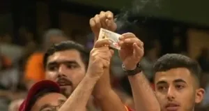 Taraftar kombinesini yaktı