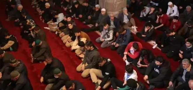 Aksaray'da 1500 genç Ramazan ayının son cumasında Ulu Camii'ne akın etti! Vali Hamza Aydoğdu sosyal medyadan paylaştı