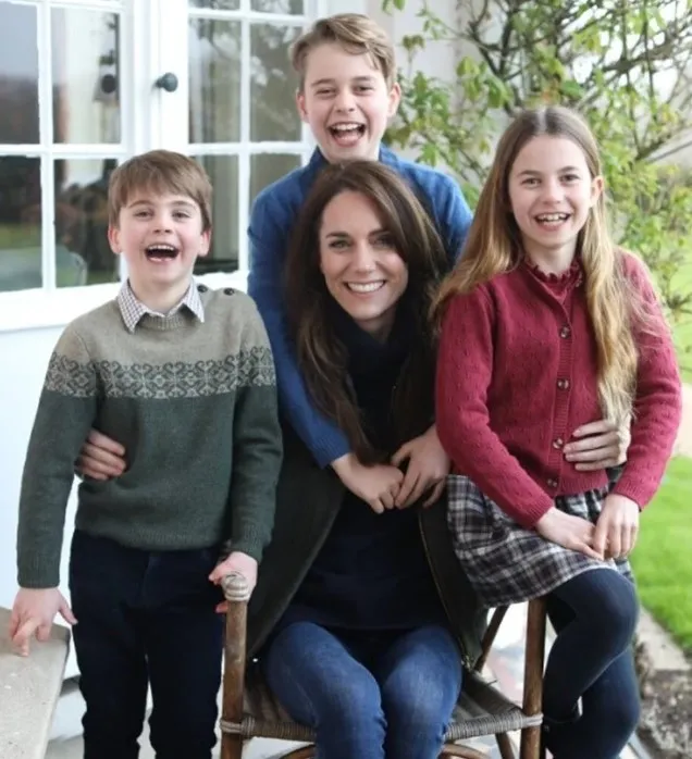 galler-prensesinin-goruntuleri-sosyal-medya-kullanicilarini-yine-ikna-edemedi-1710801497712.jpg Kate Middleton ortaya mı çıktı? Prenses Kate, eşi Prens William ile alışveriş yaparken görüntülendi iddiası! İşte o görüntüler... - 7