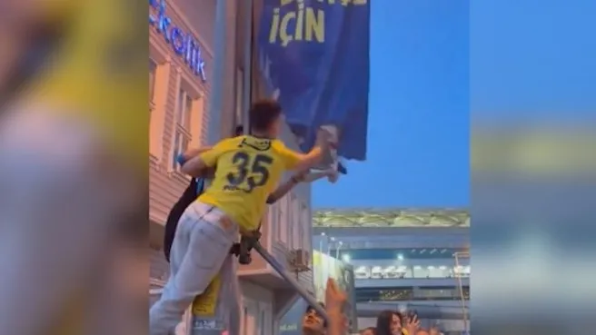 Galatasaray'dan olay göndermeler! Fenerbahçeli taraftarlar isyan etti: Ali Koç pankartını yırttılar